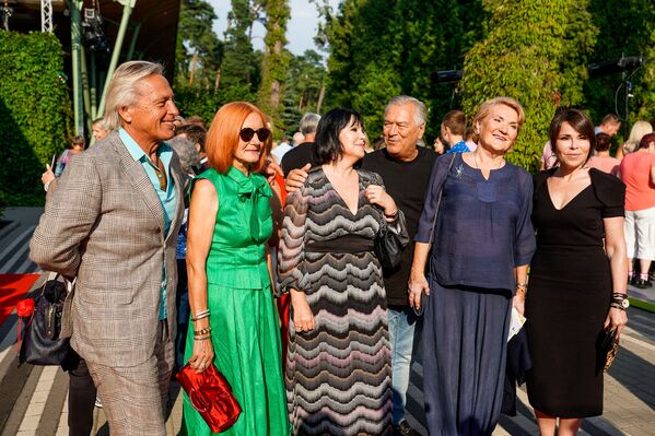 Uzņēmējs Oskars Barščevskis, biznesa lēdija Irēna Pulkinena kompānijā ar Latvijas operas dziedātāju Inesi Galanti, viņas meitu Diānu un viņu draugiem - Sputnik Latvija