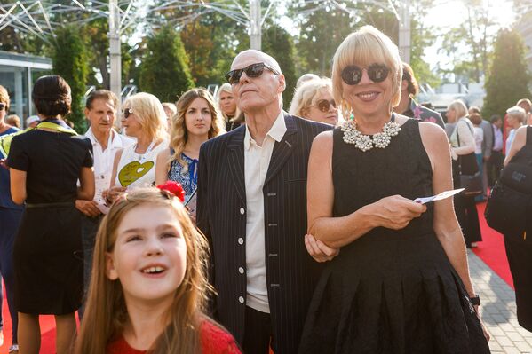 Latvijas bijušais premjerministrs Valdis Birkavs un augstākās sabiedrības lēdija, žurnāla Titanium redaktore Marina Dianova Latvijas bijušais premjerministrs Valdis Birkavs un augstākās sabiedrības lēdija, žurnāla Titanium redaktore Marina Dianova - Sputnik Latvija