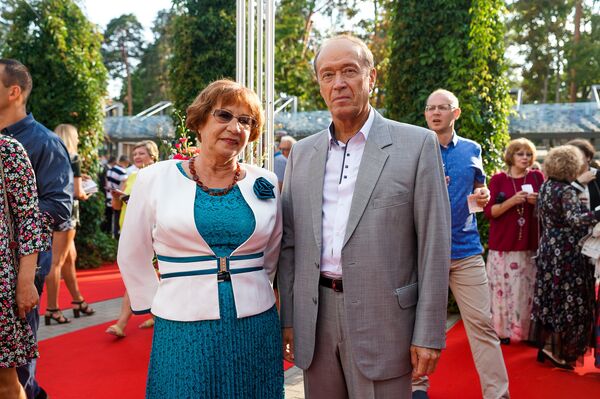 Бывший посол России в Латвии Александр Вешняков с супругой Надеждой Бывший посол России в Латвии Александр Вешняков с супругой Надеждой - Sputnik Латвия