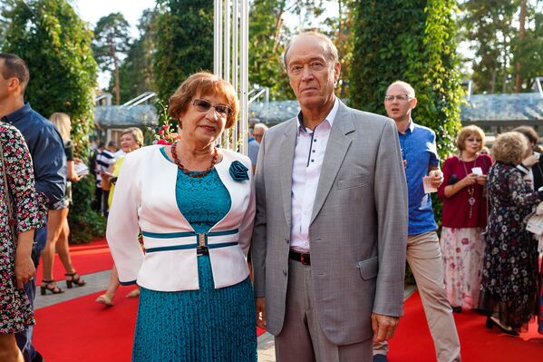 Bijušais Krievijas vēstnieks Latvijā  Aleksandrs Vešņakovs ar sievu Nadeždu - Sputnik Latvija