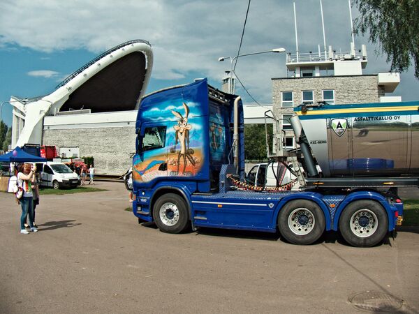 Посетители с удовольствием фотографировали красочные грузовики - Sputnik Латвия