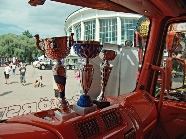 Многие грузовики хвастались заработанными на различных шоу трофеями - Sputnik Латвия