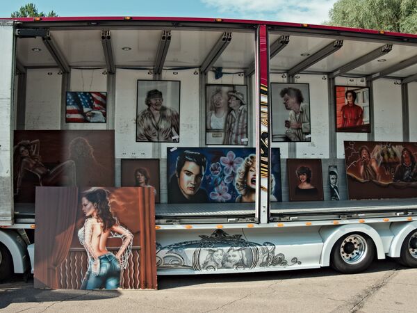 В одном из грузовиков была выставка картин - Sputnik Латвия