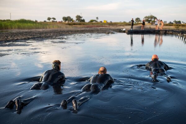 Отдыхающие принимают грязевые ванны на Чокракском озере в Крыму - Sputnik Латвия