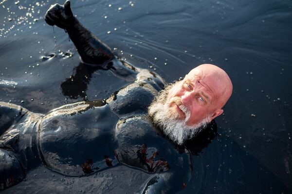 Отдыхающий принимает грязевые ванны на Чокракском озере в Крыму - Sputnik Латвия