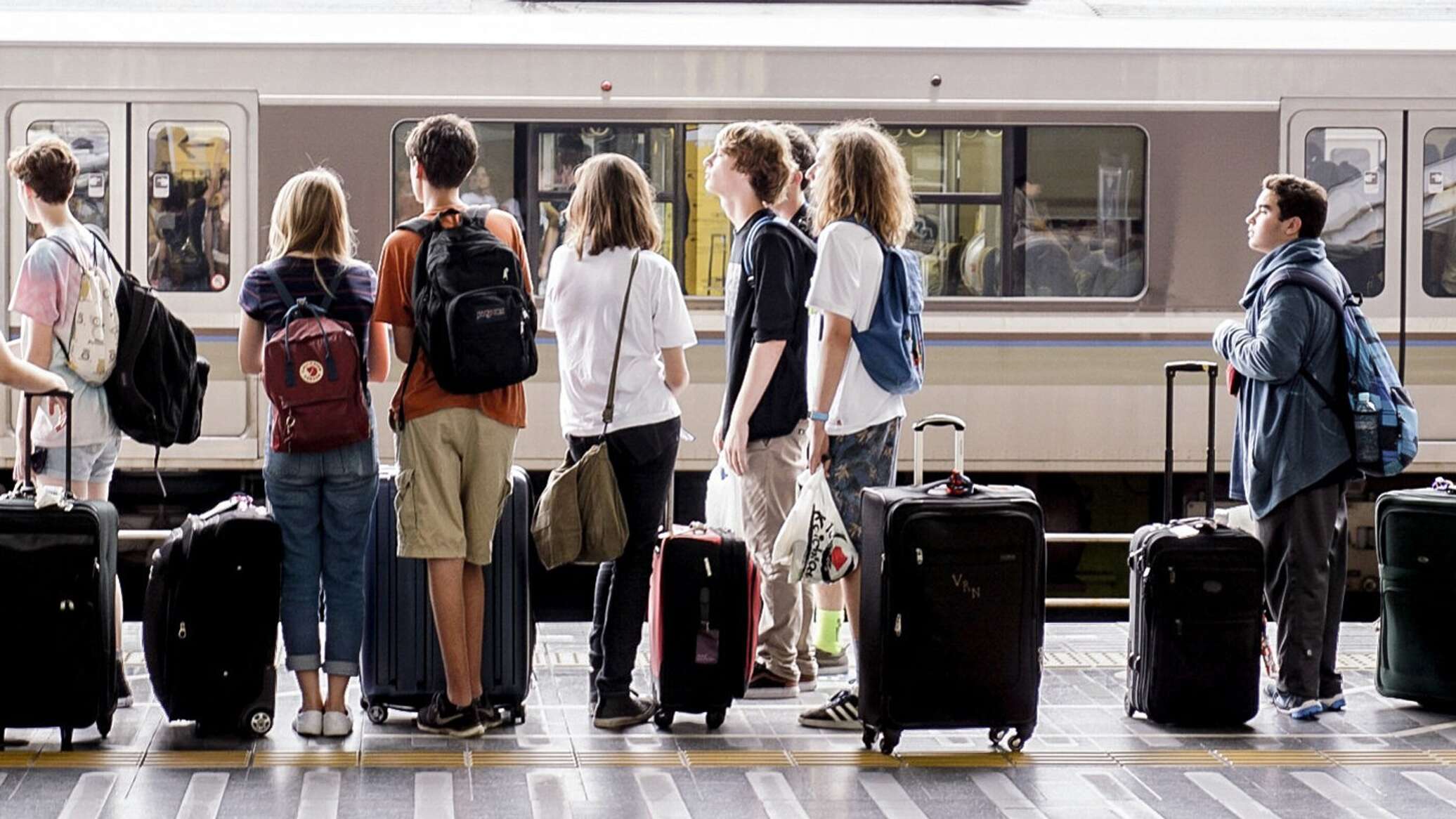 Уезжать почему. Люди на вокзале. Миграция молодежи. Много людей с чемоданами. Отток населения.