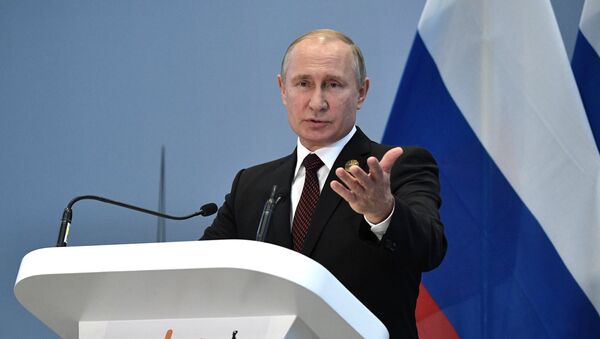 Президент РФ Владимир Путин во время пресс-конференции по итогам саммита лидеров БРИКС в Йоханнесбурге - Sputnik Латвия