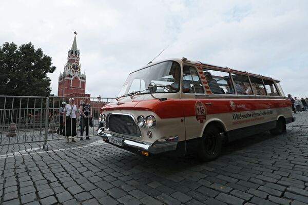 Поездка по городу открыла участникам соревнования знакомые по фильмам столичные достопримечательности - Sputnik Латвия