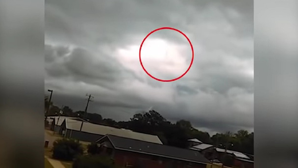 Очевидец заснял на видео Бога, идущего по облакам - Sputnik Latvija