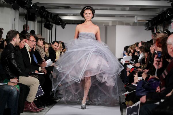 Американская модель Аризона Мьюз на показе осенней коллекции Oscar de la Renta на Неделе моды в Нью-Йорке Американская модель Аризона Мьюз на показе осенней коллекции Oscar de la Renta на Неделе моды в Нью-Йорке - Sputnik Латвия