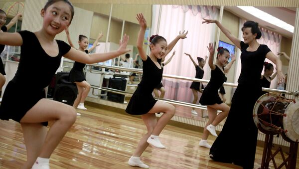 Девочки танцуют в студии во Дворце школьников района Мангендэ в Пхеньяне, Северная Корея - Sputnik Латвия
