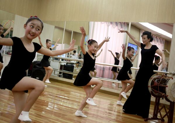 Девочки танцуют в студии во Дворце школьников района Мангендэ в Пхеньяне, Северная Корея - Sputnik Латвия
