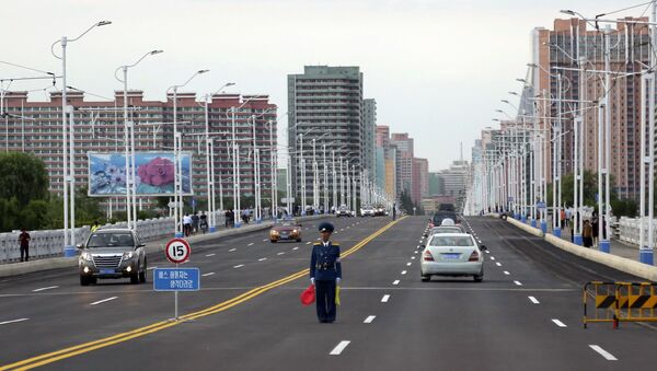 Полицейский регулирует движение на улице в Пхеньяне, Северная Корея - Sputnik Latvija