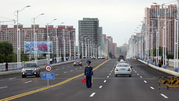 Полицейский регулирует движение на улице в Пхеньяне, Северная Корея - Sputnik Латвия