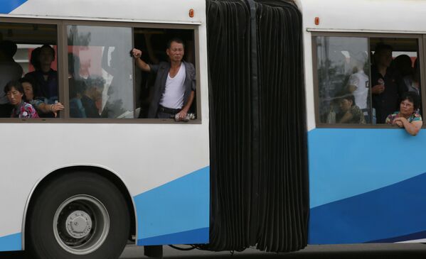 Люди едут на троллейбусе в Пхеньяне, Северная Корея - Sputnik Латвия