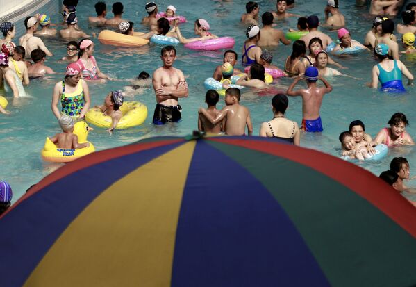 Люди в бассейне Munsu Water Park в Пхеньяне, Северная Корея Люди в бассейне Munsu Water Park в Пхеньяне, Северная Корея - Sputnik Латвия