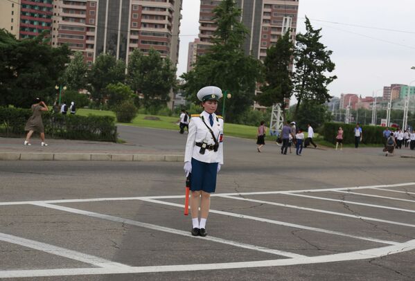Дорожная регулировщица в Пхеньяне, Северная Корея - Sputnik Латвия