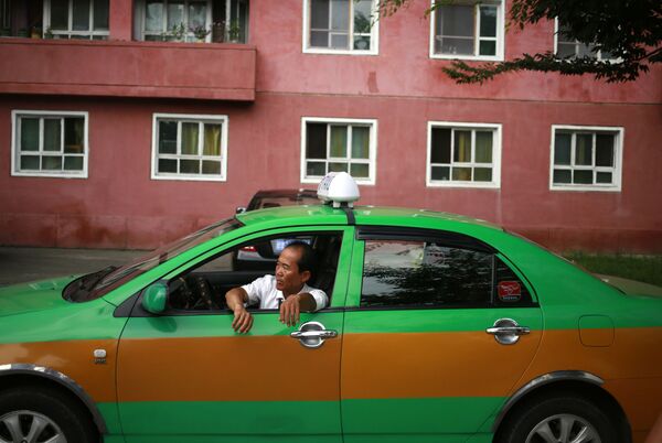 Таксист ждет клиента в Пхеньяне, Северная Корея - Sputnik Латвия