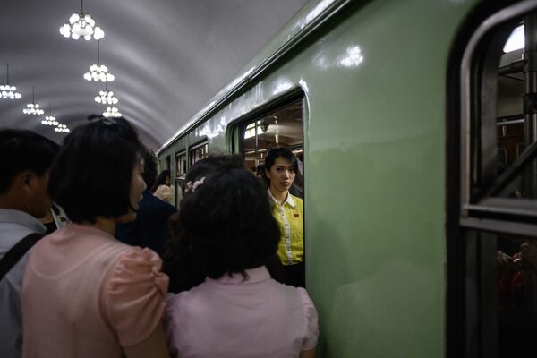 Пассажиры в пхеньянском метро - Sputnik Латвия