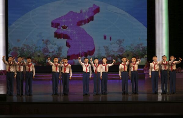 Хор мальчиков на выступлении во Дворце школьников района Мангендэ в Пхеньяне, КНДР - Sputnik Латвия