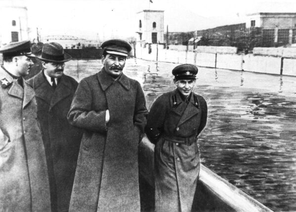 Сталин с главой НКВД Николаем Ежовым, который был расстрелян в 1940 году Сталин с главой НКВД Николаем Ежовым, который был расстрелян в 1940 году - Sputnik Латвия