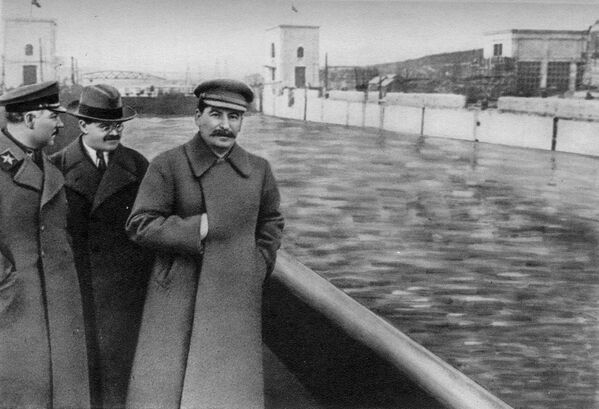 Фото, отредактированное после казни Николая Ежова советскими цензорами, где рядом со Сталиным вместо него появилось пустое место - Sputnik Латвия