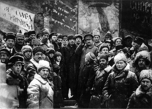 Владимир Ленин рядом с Львом Троцким на Красной площади во время демонстрации, 7 ноября 1919 года - Sputnik Латвия
