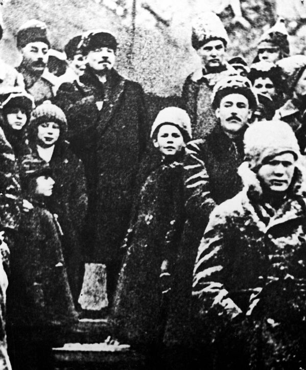 Владимир Ленин рядом с темным пятном на месте удаленного изображения Льва Троцкого на Красной площади во время демонстрации, 7 ноября 1919 года - Sputnik Латвия