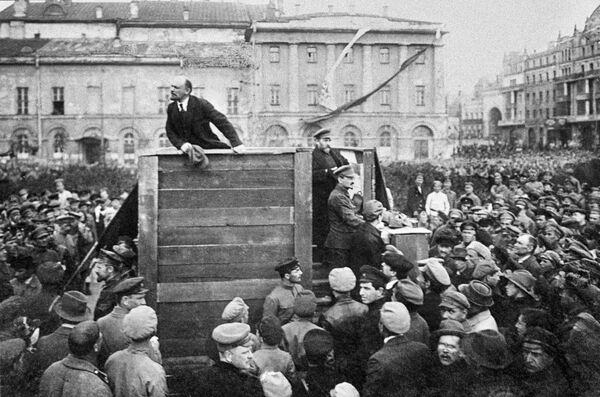 Владимир Ильич Ленин выступает с речью на площади Свердлова перед войсками, отправляющимися на фронт против белополяков - Sputnik Латвия