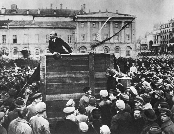 Владимир Ильич Ленин выступает с речью на площади Свердлова перед войсками (Лев Троцкий, стоявший на ступенях, удален со снимка) - Sputnik Латвия