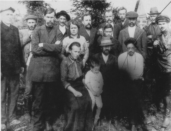 Иосиф Сталин, Лев Каменев и Яков Свердлов в группе большевиков во время ссылки в Туруханском крае, 1915 Иосиф Сталин, Лев Каменев и Яков Свердлов в группе большевиков во время ссылки в Туруханском крае, 1915 - Sputnik Латвия