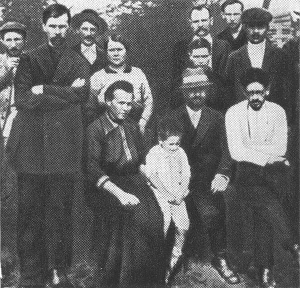 Темное пятно на месте удаленного Льва Каменева со снимка группы большевиков во время ссылки в Туруханском крае, 1915 - Sputnik Латвия