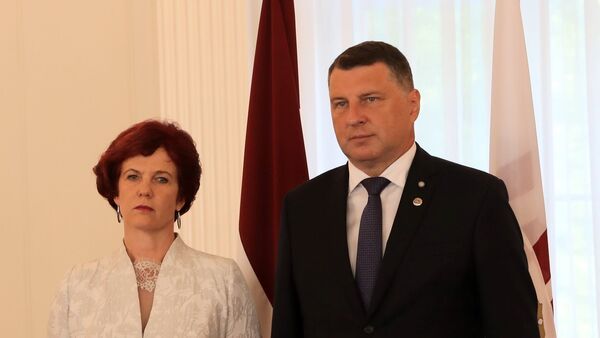 Новый посол Латвии в Италии Солвита Аболтиня и президент Латвии Раймондс Вейонис на церемонии вручения верительных грамот - Sputnik Латвия