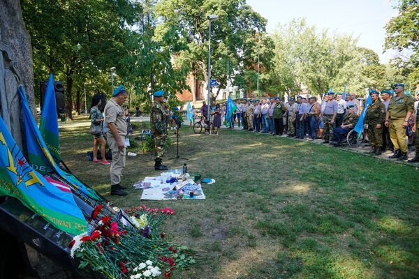 В Риге отметили 88-ю годовщину создания Воздушно-десантных войск - Sputnik Латвия