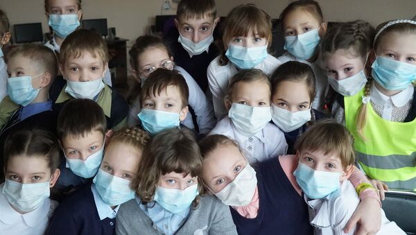 Дети в медицинских масках - Sputnik Латвия