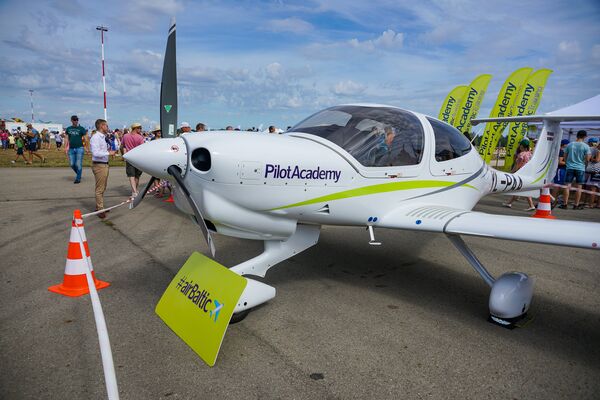 Самолет Diamond Aircraft DA40NG Академии пилотов авиакомпании Airbaltic Самолет Diamond Aircraft DA40NG Академии пилотов авиакомпании Airbaltic - Sputnik Латвия