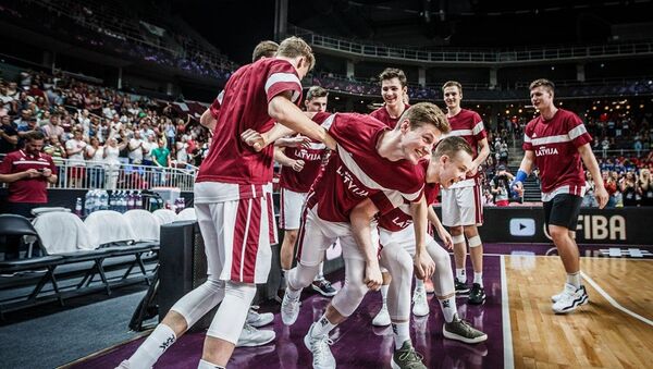 Латвийцы в финальном матче чемпионата Европы по баскетболу в категории до 18 лет в Риге - Sputnik Латвия