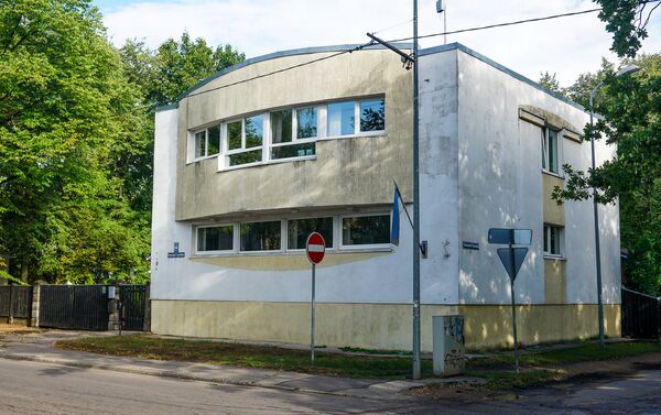 Здание библиотеки - оно же информационный центр Чиекуркалнса, где еще и экскурсии регулярно проводят Здание библиотеки - оно же информационный центр Чиекуркалнса, где еще и экскурсии регулярно проводят - Sputnik Латвия