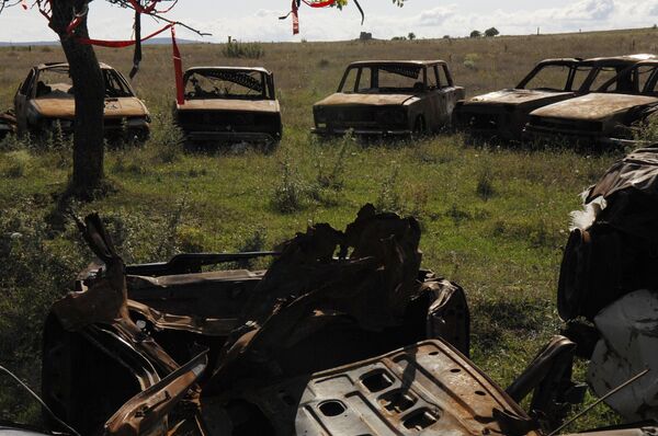 Кладбище автомобилей, в каждом из которых во время военных действий в августе 2008 года погибли жители города Цхинвали Кладбище автомобилей, в каждом из которых во время военных действий в августе 2008 года погибли жители города Цхинвали - Sputnik Latvija