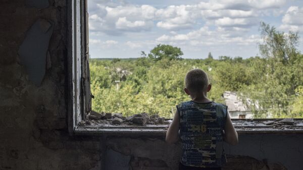 Bērns pie loga Gorlovkas skolā - Sputnik Latvija