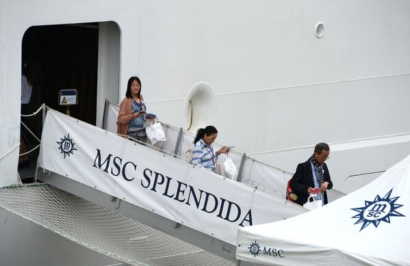 Пассажиры выходят из круизного суперлайнера MSC Splendida у пирса морского вокзала во Владивостоке - Sputnik Латвия
