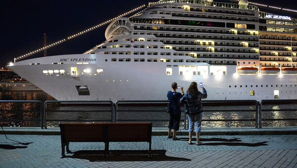 Люди фотографируют круизный суперлайнер MSC Splendida у пирса морского вокзала во Владивостоке - Sputnik Latvija