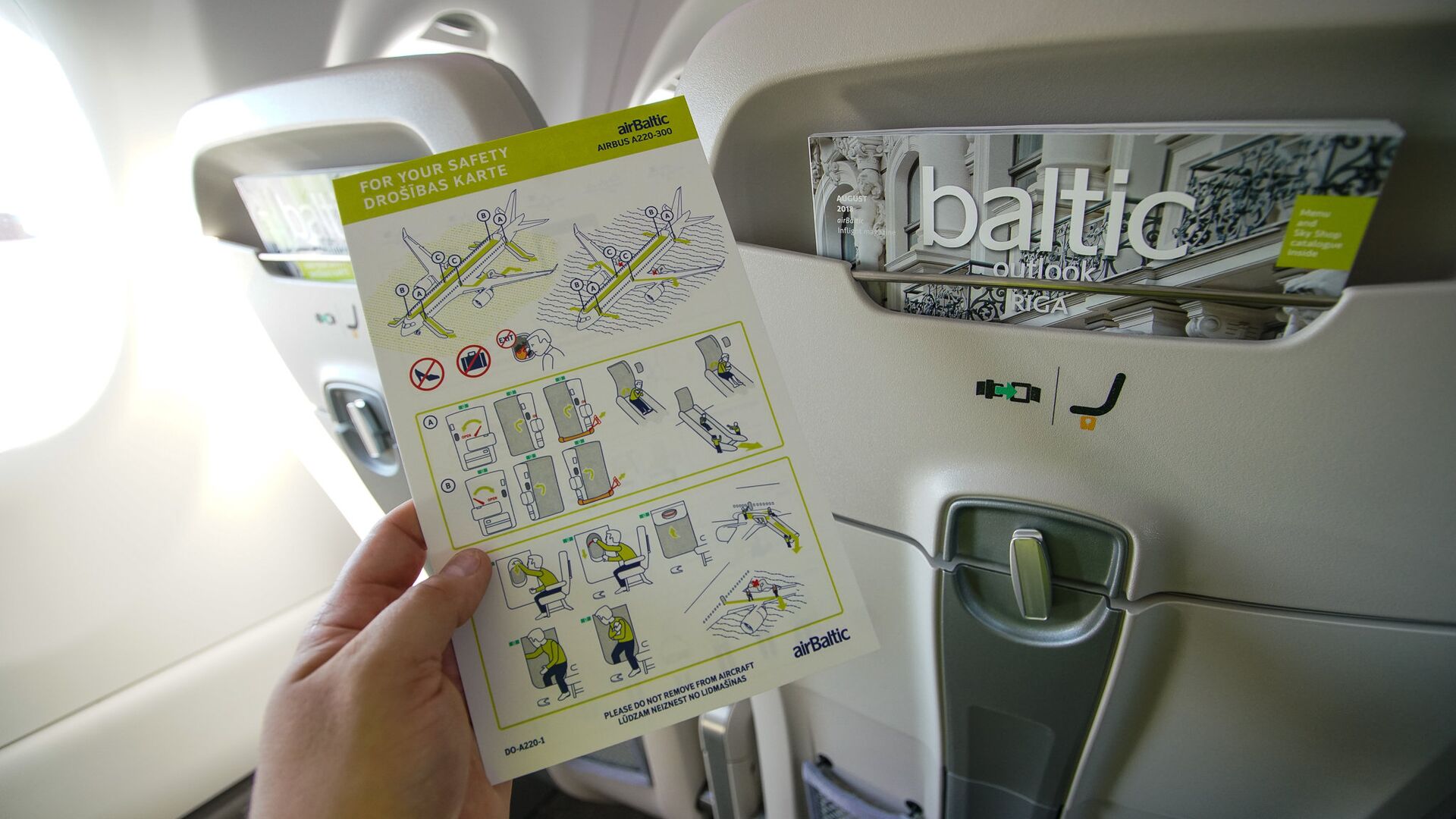 Инструкция по безопасности самолета Airbus A220-300 авиакомпании airBaltic - Sputnik Латвия, 1920, 23.06.2022