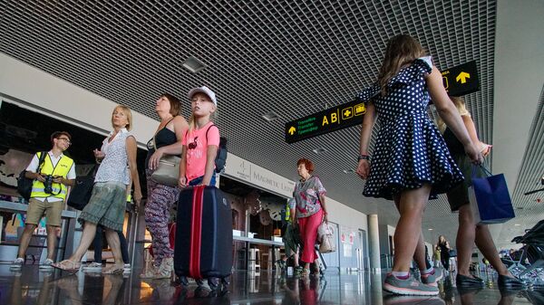 Пассажиры в аэропорту Рига - Sputnik Латвия