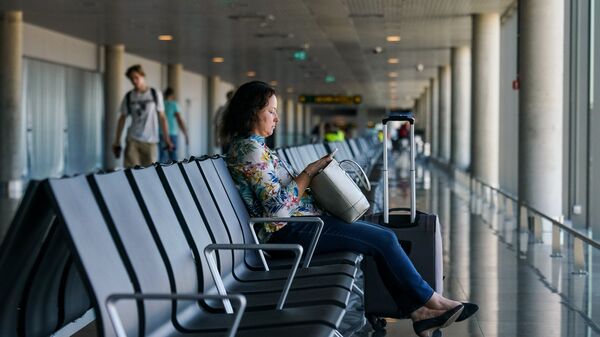 Девушка в зале ожидания аэропорта Рига - Sputnik Латвия