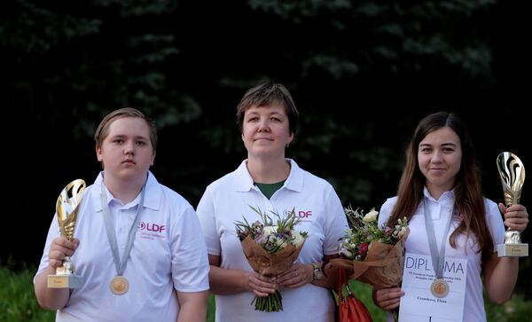 Гунарс Грибушка, Зоя Голубева, Елена Чеснокова (слева направо) на чемпионате Европы в Вильнюсе Гунарс Грибушка, Зоя Голубева, Елена Чеснокова (слева направо) на чемпионате Европы в Вильнюсе - Sputnik Латвия
