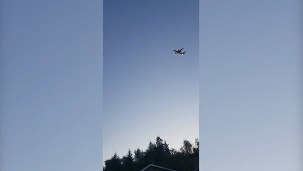 Очевидцы сняли на видео полет угнанного в США лайнера Q400 - Sputnik Латвия