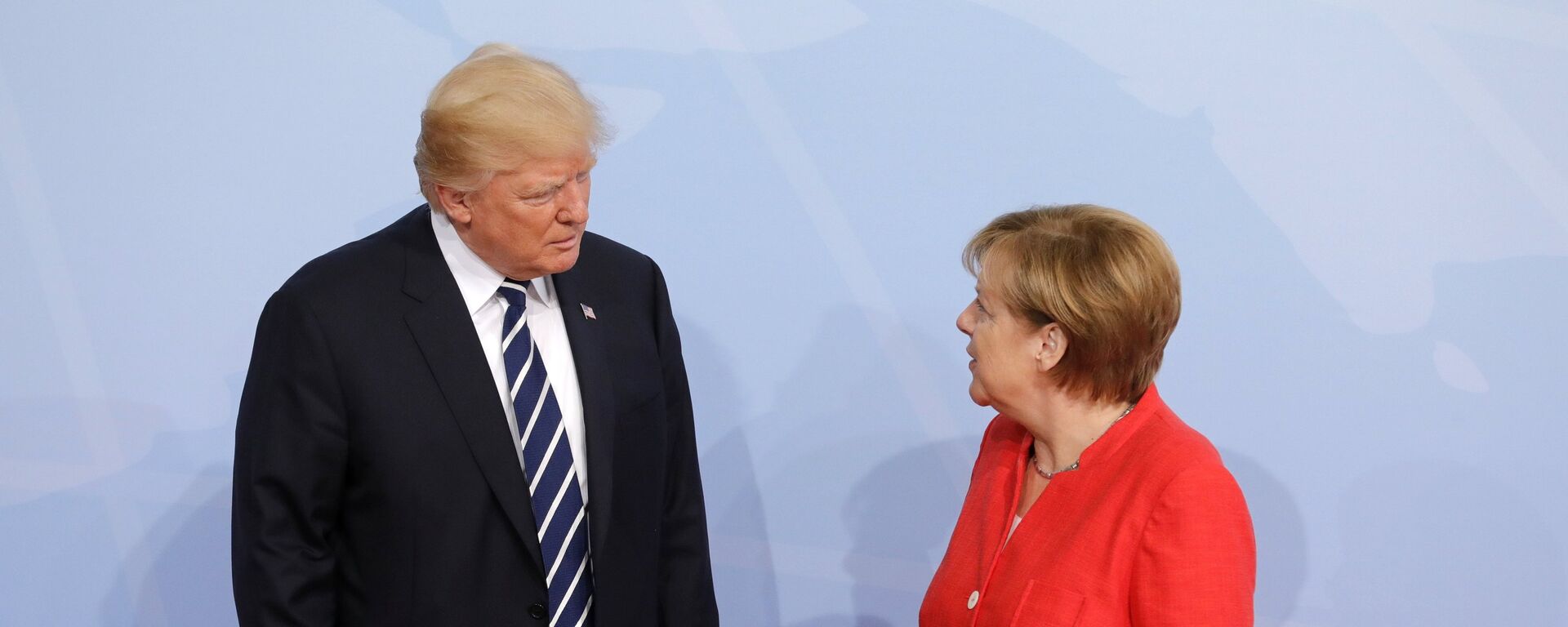 Президент США Дональд Трамп на церемонии официальной встречи канцлером Германии Ангелой Меркель - Sputnik Латвия, 1920, 08.06.2020