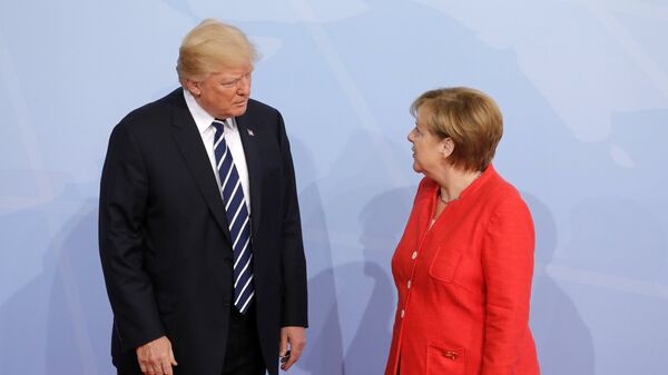 Президент США Дональд Трамп на церемонии официальной встречи канцлером Германии Ангелой Меркель - Sputnik Латвия