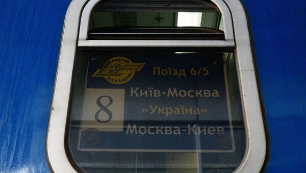Окно вагона поезда Киев - Москва, стоящего на железнодорожном вокзале в Киеве - Sputnik Латвия